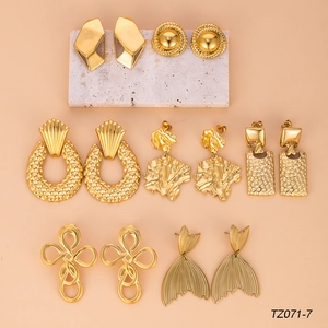 Set di orecchini a lobo dorati vintage con motivi metallici a trama geometrica