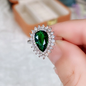 Elegante anello in argento con gemma verde a goccia e doppio alone di zirconi per feste