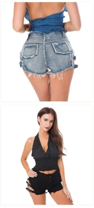 Detalle de pantalones cortos vaqueros con hebillas laterales, bajos deshilachados y ajuste slim