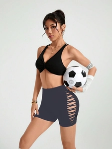 Détail des découpes latérales et texture rayée du short de yoga gris taille haute