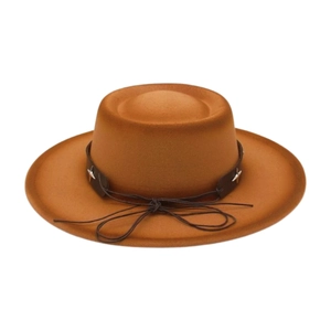 Dettaglio cappello marrone a corona piatta con borchie a stella e sottile laccio a corda