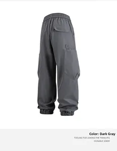 Detalle macro de pantalones cargo gris oscuro con cintura elástica y bolsillo grande