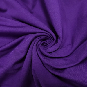 Macro della trama del tessuto in maglia viola che mostra dettagli flessibili e morbidi