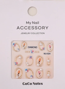 Détail de stickers nail art fleurs avec perles et cadres ovales dorés sur présentoir
