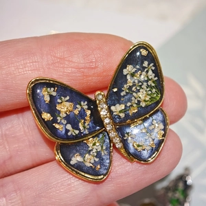 Broche papillon faite main en résine bleue, fleurs séchées réelles et feuilles d'or