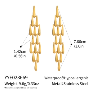 Détail de boucles d'oreilles dorées en acier inoxydable avec dimensions et poids