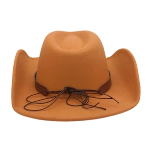 Détail d'un chapeau de cow-boy en feutre orange avec ruban en cuir brun et cordons