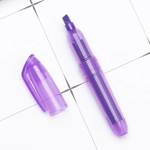 Ästhetischer Textmarker in Pastellviolett mit mattem Gehäuse auf Rasterpapier