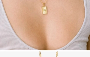 Dettaglio della collana con ciondolo a moneta rettangolare placcata oro 18 carati