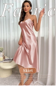 Détail de la nuisette en satin rose montrant la texture de soie et le drapé élégant