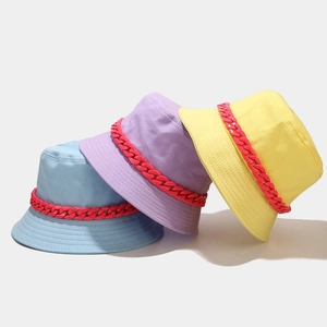Cappelli alla pescatora in tela blu, viola e gialla con catene di plastica rosa