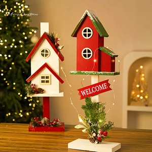 Incantevoli casette natalizie in legno con luci LED e decorazioni festive di pino