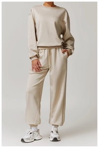Detail von Kordelzug und weichem Strickstoff an beiger High-Waist-Jogginghose