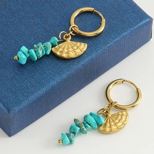 Boho Goldohrringe mit fächerförmigem Anhänger und Türkissteinen in 18k Goldoptik