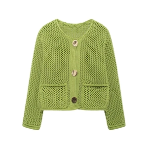 Gros plan sur la maille ajourée vert herbe et les boutons dorés du cardigan