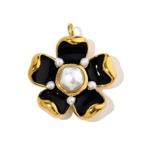 Vue détaillée du pendentif fleur français avec émail noir et incrustation de perles