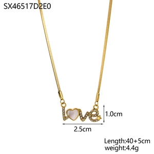 Collier chaîne serpent dorée avec pendentif lettre LOVE et cœur en nacre élégant