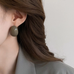 Boucles d'oreilles minimalistes en résine taupe de style Morandi en forme de C