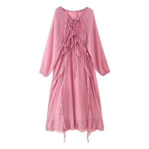 Robe longue rose à volants et col en V avec manches lanterne et nœud papillon, vue de face