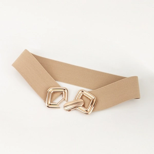 Détail de la ceinture élastique camel avec boucle géométrique en métal doré