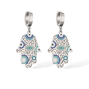 Detaillierte Nahaufnahme der Hamsa-Hand-Ohrringe mit blauem Emaille-Auge in Silber