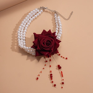 Collier ras de cou en perles à trois rangs avec rose en tissu rouge et pompons perlés