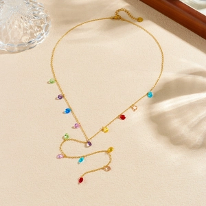 Collier chic en acier inoxydable plaqué or avec des pendentifs gouttes d'eau colorés