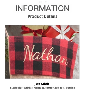 Détail de chaussette de Noël à carreaux rouges et noirs avec broderie du prénom Nathan