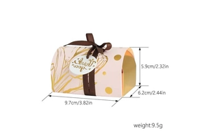 Detail der rosa europäischen Geschenkschachtel mit Goldmuster und Anhänger