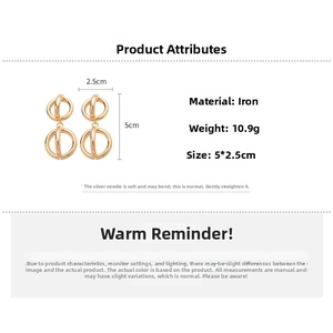 Vista dettagliata delle dimensioni 5x2,5cm per orecchini in metallo geometrici oro