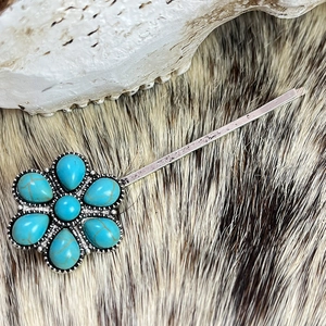 Vintage western turquoise floral hair clip with silver alloy petals on fur background
