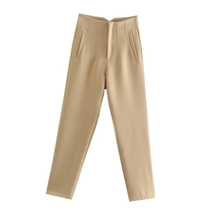 Dettaglio in piano di pantaloni slim kaki a vita alta con tasche e cuciture frontali