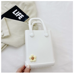 Nahaufnahme der weißen EVA-Strandtasche mit dekorativen gelben Sonnenblumen-Accessoires