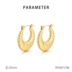 Macro detail of 20mm gold U-shaped earrings with spiral texture and size specifications