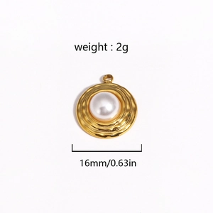 Détail d'un pendentif fleur doré de 16mm avec perle blanche et poids de 2g indiqué