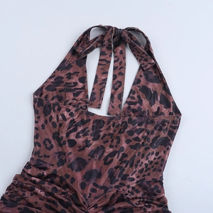 Vue détaillée de la robe dos nu imprimé léopard avec taille plissée et rubans au cou