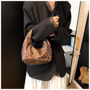 Détail du sac hobo à imprimé léopard montrant la texture et la silhouette incurvée