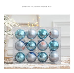 Détail d'un coffret de 12 boules de Noël avec motifs de Père Noël en boîte transparente