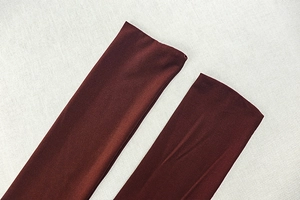 Vue détaillée du tissu en maille élastique bordeaux avec une texture extensible