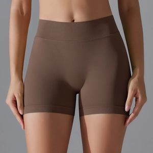 Gros plan du short de yoga marron à taille haute en tissu tricoté sans couture