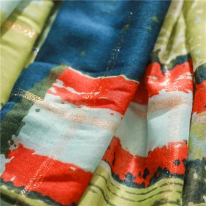 Macro de tissu quadrillé multicolore avec fil métallique doré et détails de glands