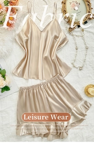 Détail d'un ensemble d'intérieur en satin champagne avec caraco à col en V et short volanté