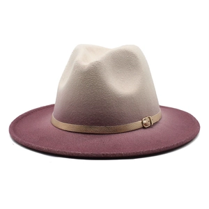 Détail de la couronne beige et du bord bordeaux du fedora avec boucle dorée