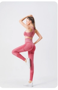 Détail de l'ensemble de yoga rose sans couture avec mesh respirant et taille haute gainante