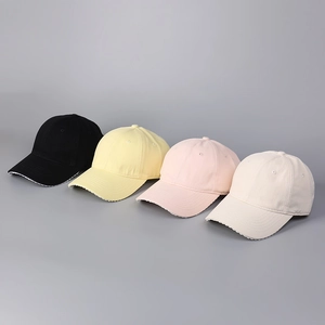 Détail de casquettes de baseball pastel avec bordure décorative en dentelle ondulée