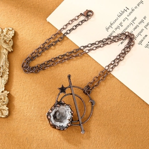 Vintage bronzen ketting met maan hanger, witte druzy en roze amethist kristallen