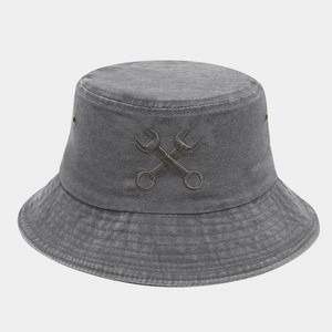 Détail de la broderie clé sur le chapeau bob en coton délavé gris foncé avec œillets