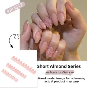 Faux ongles amande courts rose nude avec fleurs en 3D gaufrées et détails en cristal