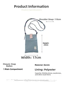 Détail du mini sac en jean bleu clair avec broderie lapin et bandoulière en perles