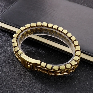 Dettaglio del bracciale a catena in acciaio bronzo vintage su superficie nera